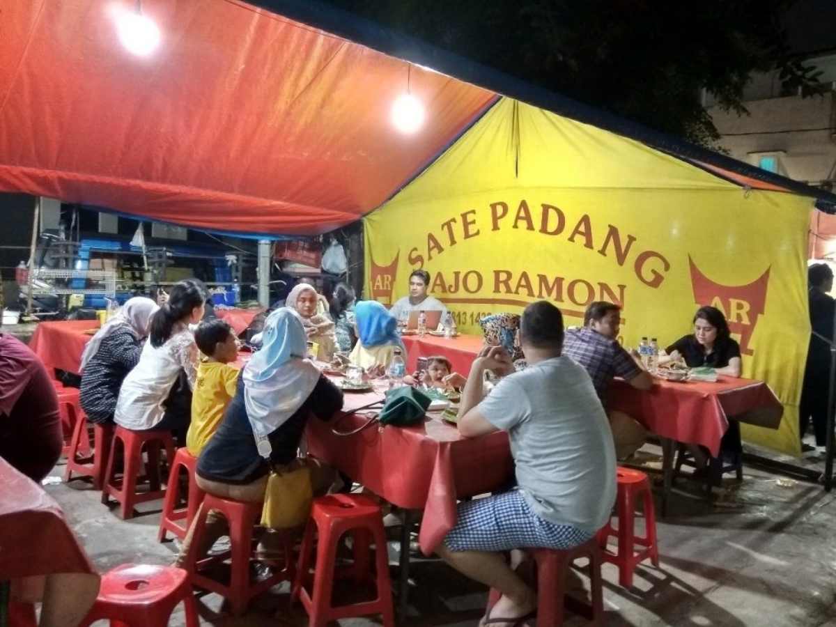 tempat makan terdekat_Sate Padang Ajo Ramon - Backpacker Jakarta