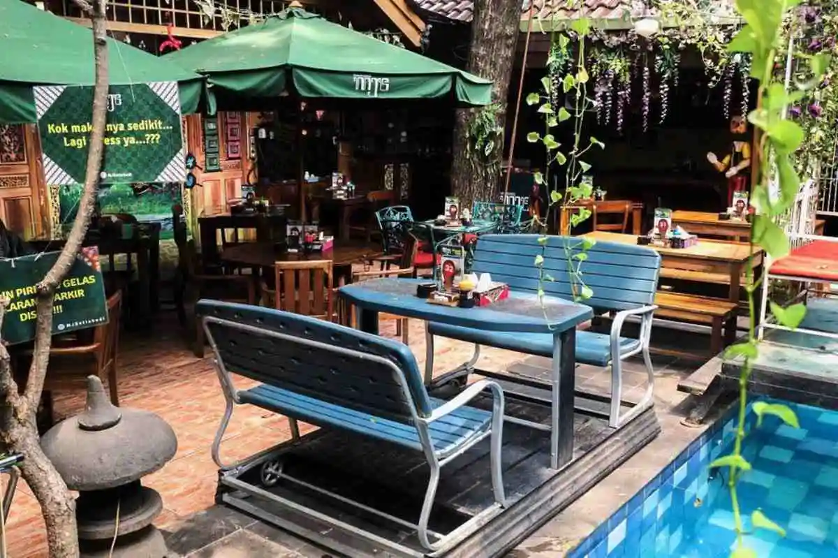 tempat makan terdekat_b: warung mjs