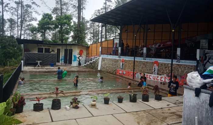 Pemandian Air Panas Pacet_Jacuzzi Poll Cafe