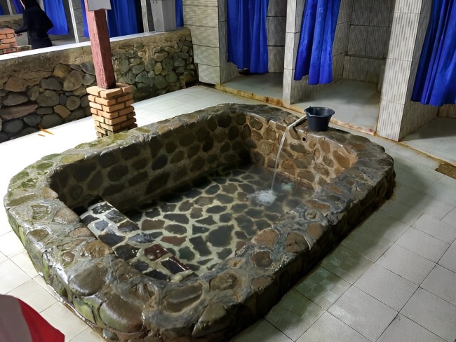 Kolam air panas pribadi di Gunung Pankar