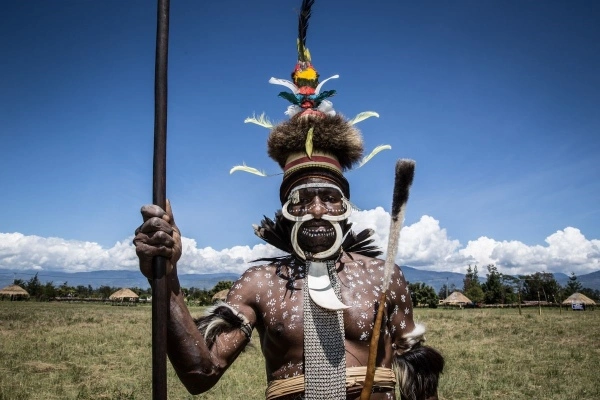 pakaian adat Papua_Hiasan Gigi Hewan