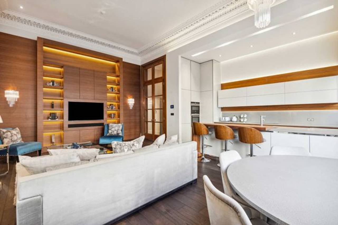 Flat to rent in Fordham Court, Devere Gardens, Kensington W8