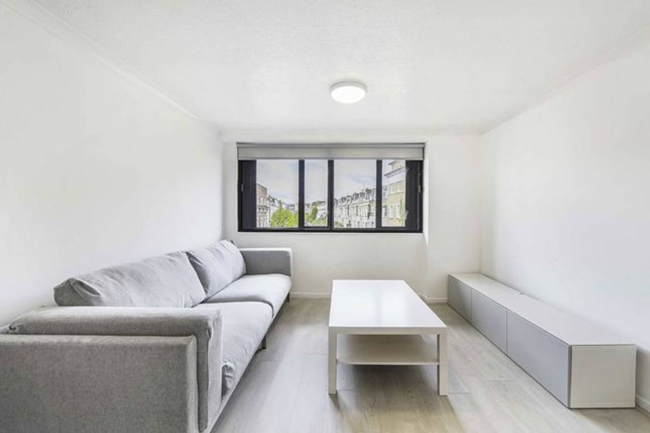 Flat to rent in Earls Court Road, London SW5