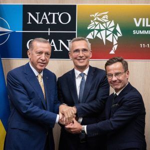 Tayyip Erdogan (a la izquierda), Jens Stoltenberg (al centro), y Ulf Kristersson (a la derecha)