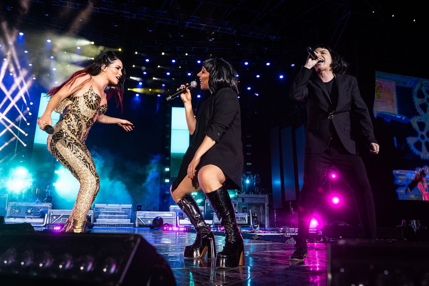 La artista pop y la banda pop interpretando "Yo te diré".