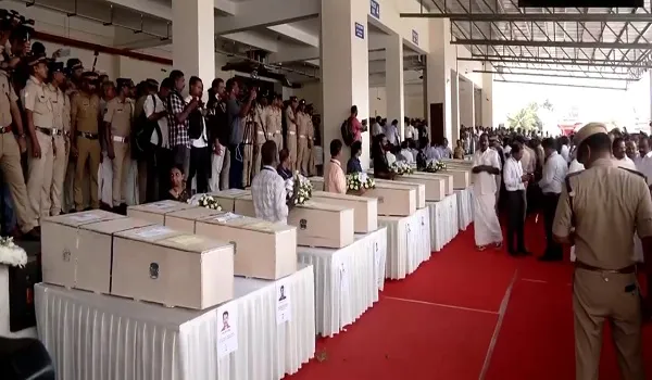 VIDEO: कुवैत से 45 भारतीयों के शव लेकर विमान पहुंचा कोच्चि, एयरपोर्ट पर दी गई श्रद्धांजलि