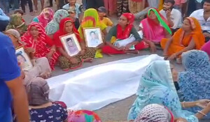 Dausa News: सड़क हादसे में उजड़ा पूरा परिवार, 17 घंटे बाद भी ग्रामीण महिला के शव के साथ कर रहे प्रदर्शन; दुर्घटना के दोषी को गिरफ्तार करने की मांग