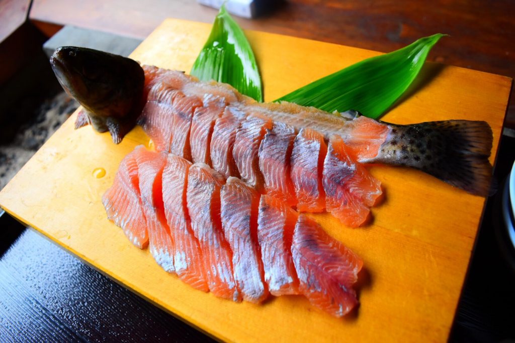 ニジマスってこんな魚 釣り方と食べ方も紹介 つりチケマガジン