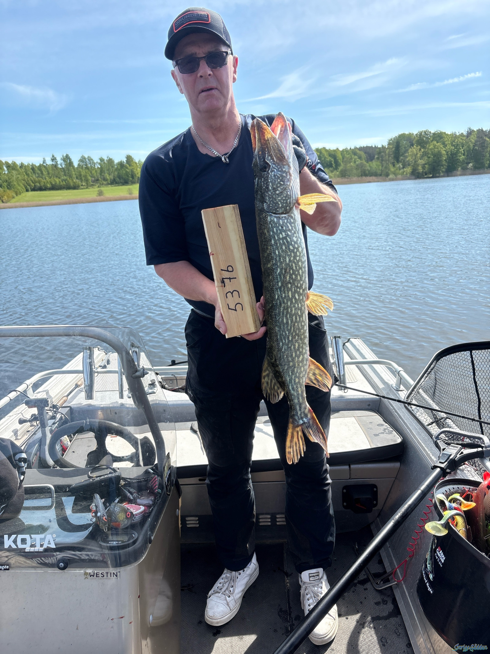 79 cm fångad av Mikael Karivainio,Rickard Hagén,Mikael Arkevret (Team SOS håvning) i SverigeGäddan 2026 Vår