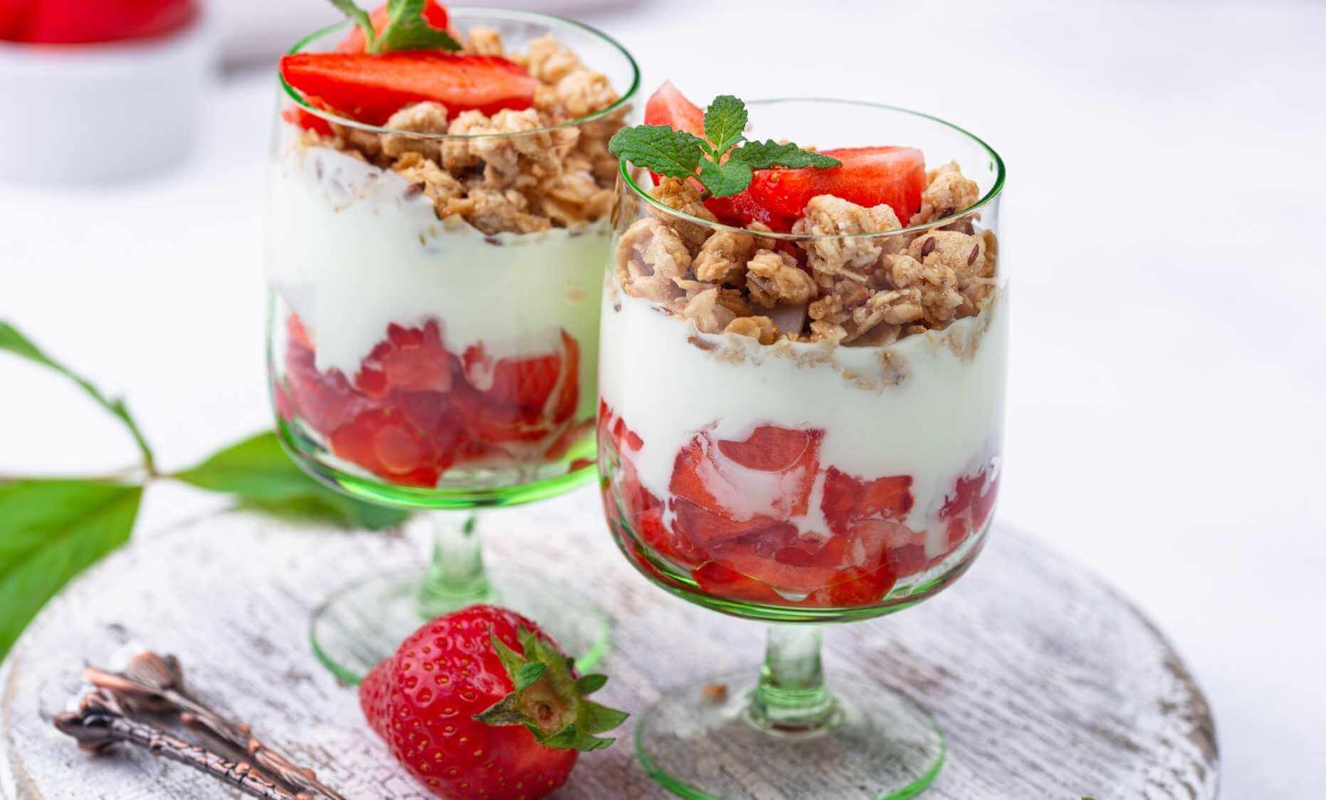 Yogur con fresas heladas y granola: el snack perfecto para combatir el calor