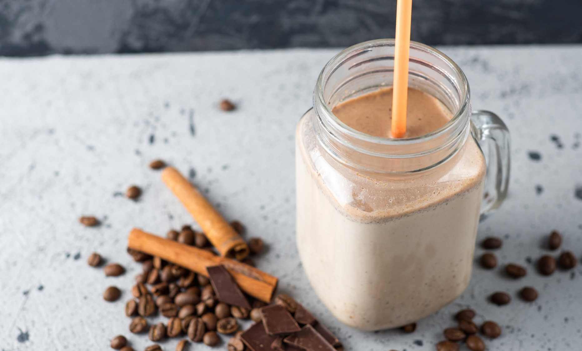 Batido de chocolate y café alto en proteínas