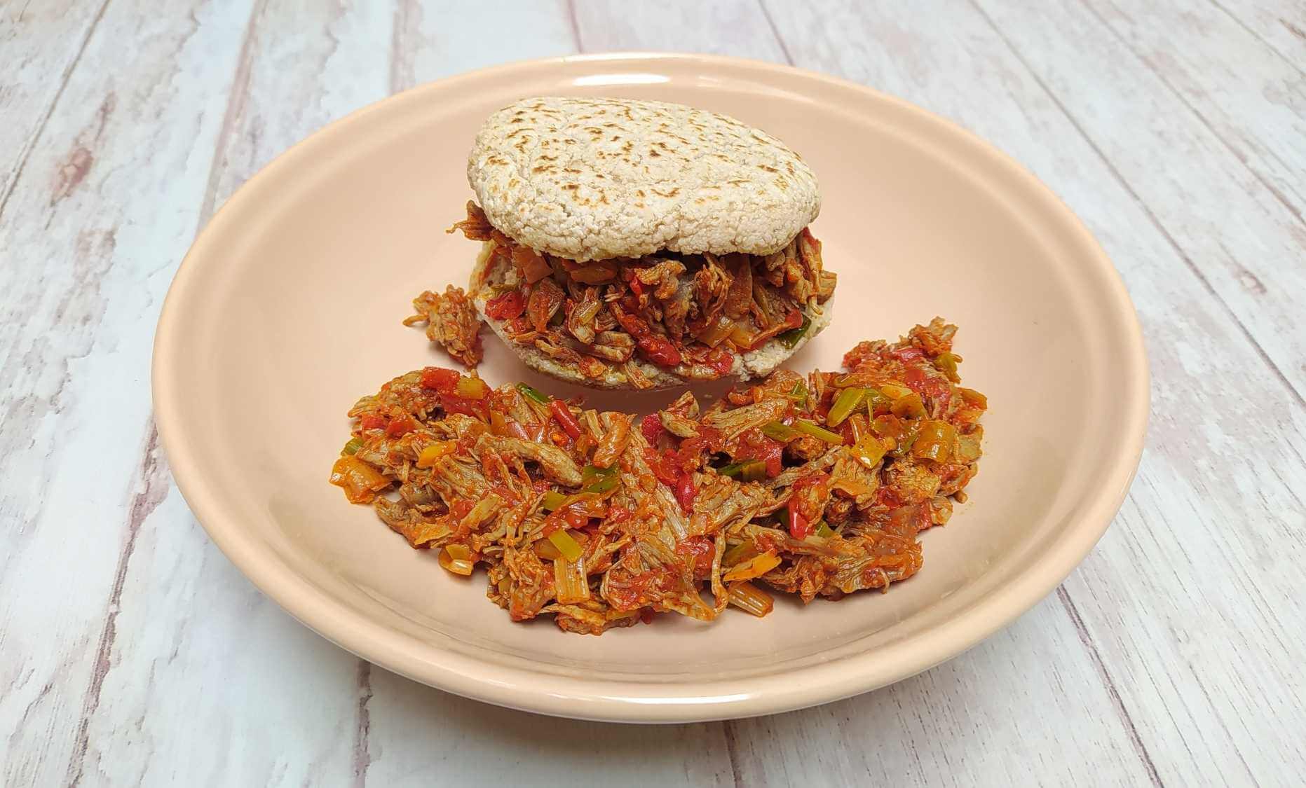 Pan de Avena con Guiso de Carne Desmenuzada