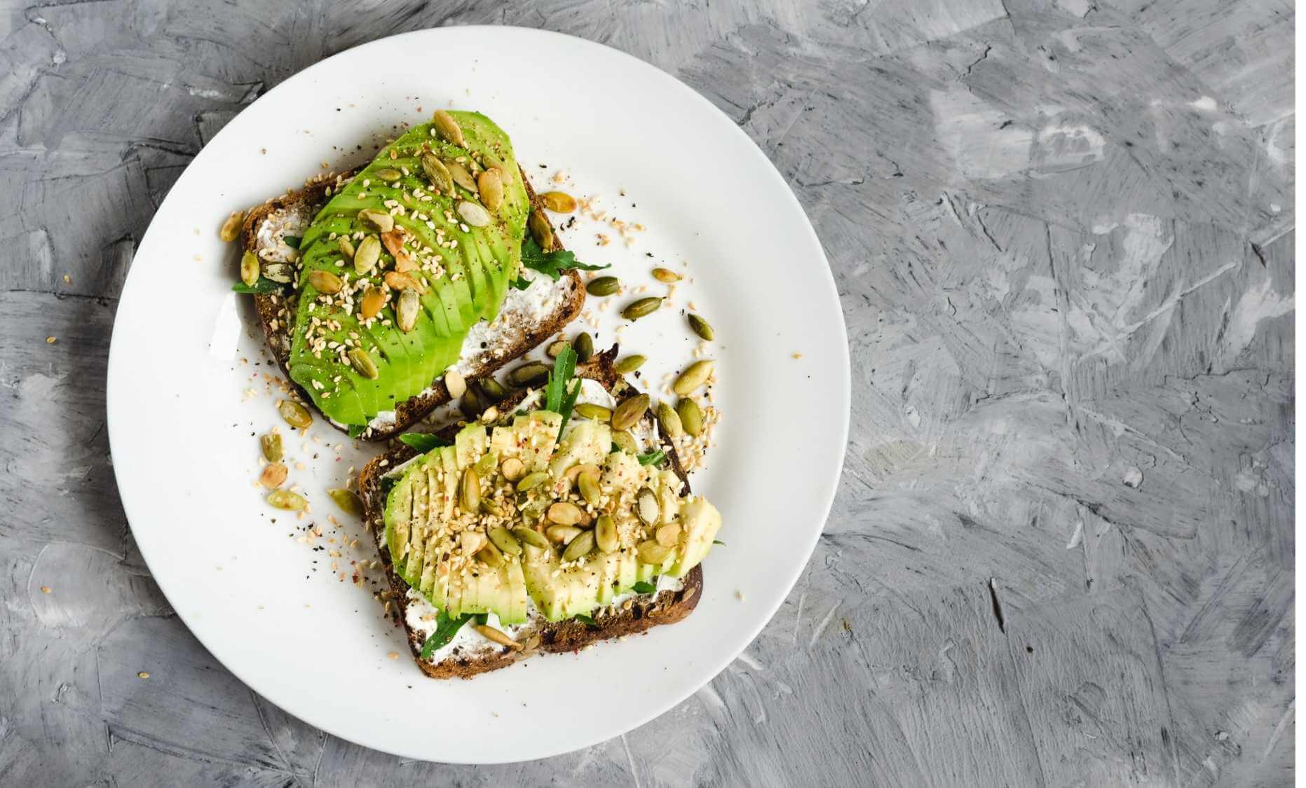 tostadas con queso vegadelphia, aguacate y topping de cáñamo.