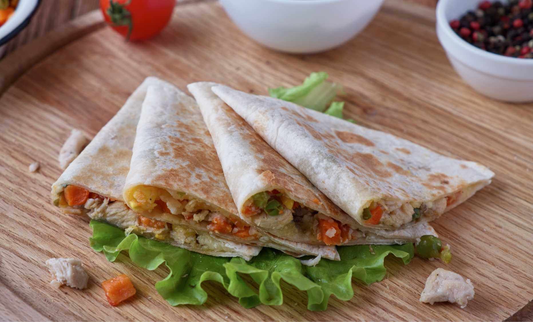 Quesadilla de Guiso de Pollo con Verduras Calorías Fitia