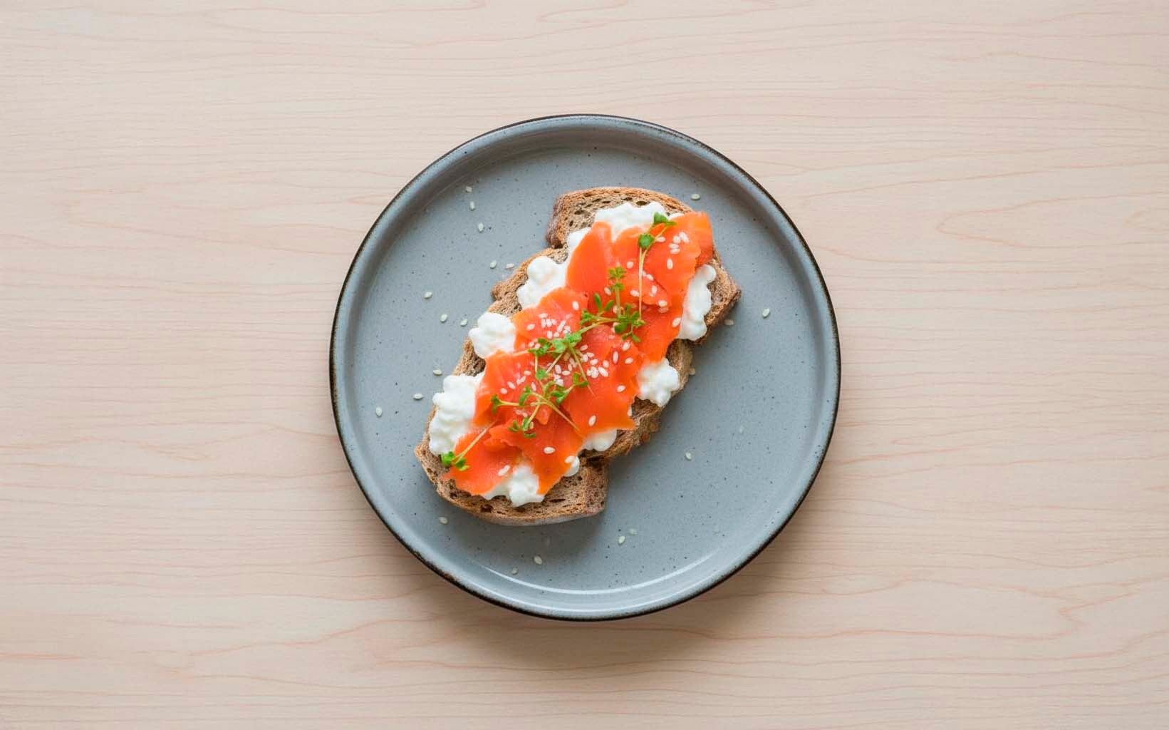 Tostadas con Queso y Salmón Ahumado