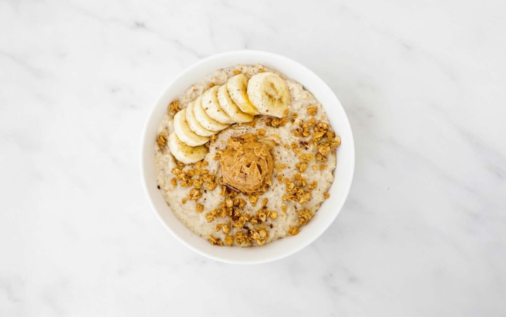 Avena con Mantequilla de Maní y Plátano