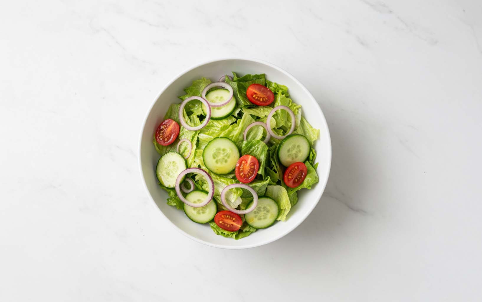 Ensalada de Cebolla, Pepino y Lechuga con Aliño de Limón