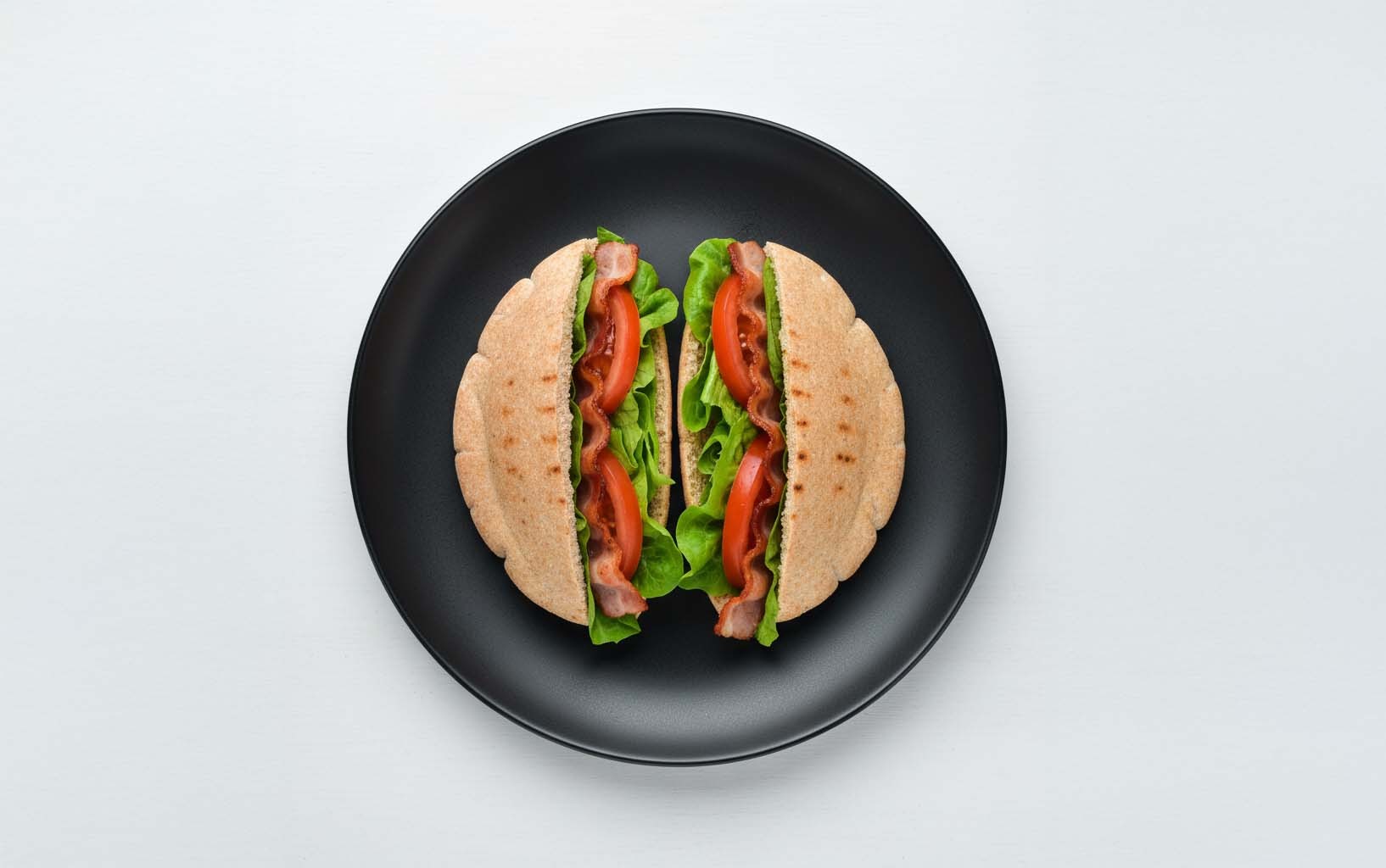 Pan Pita con Tocino, Lechuga y Tomate