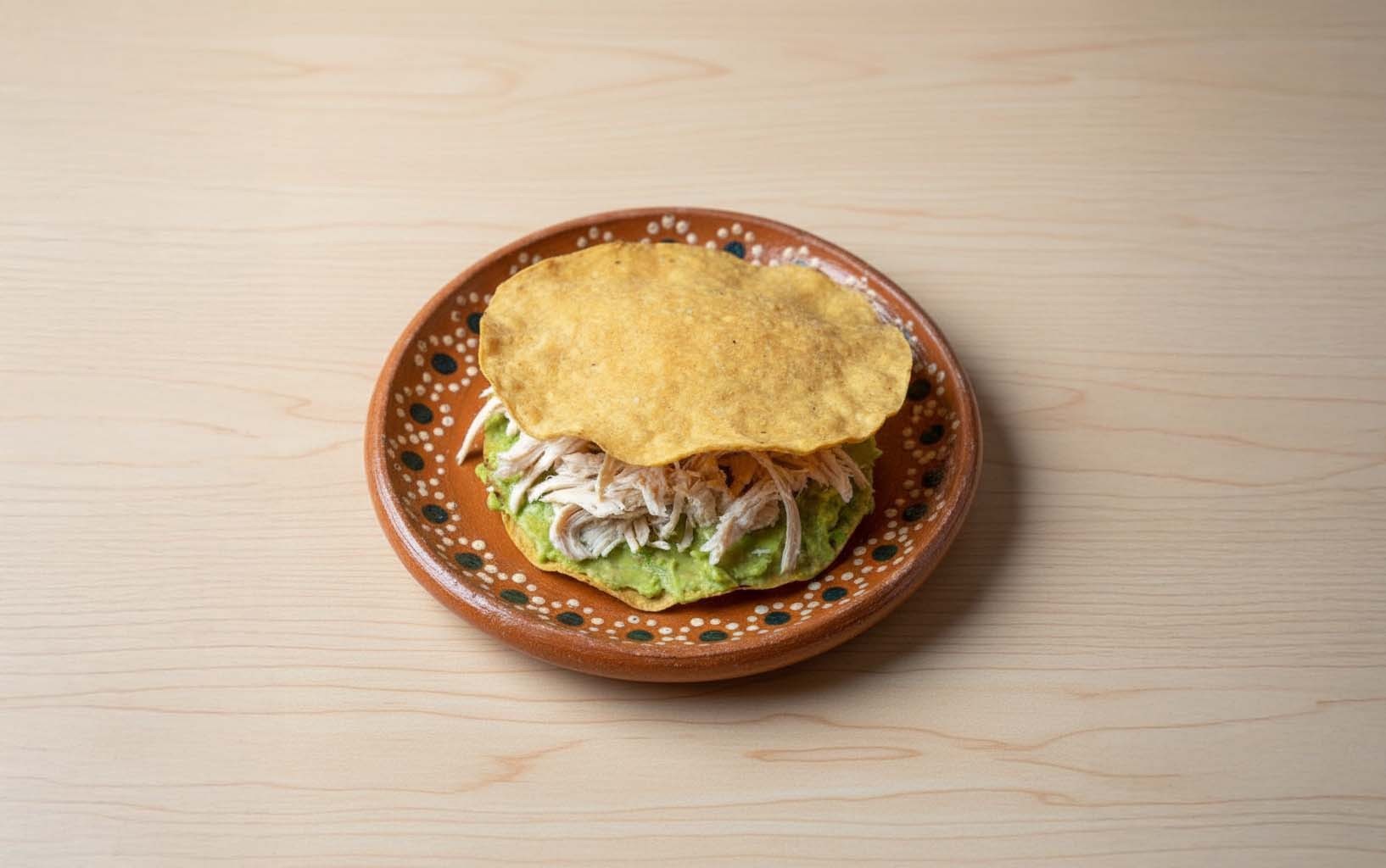 Tortilla Tostada con Pollo y Guacamole
