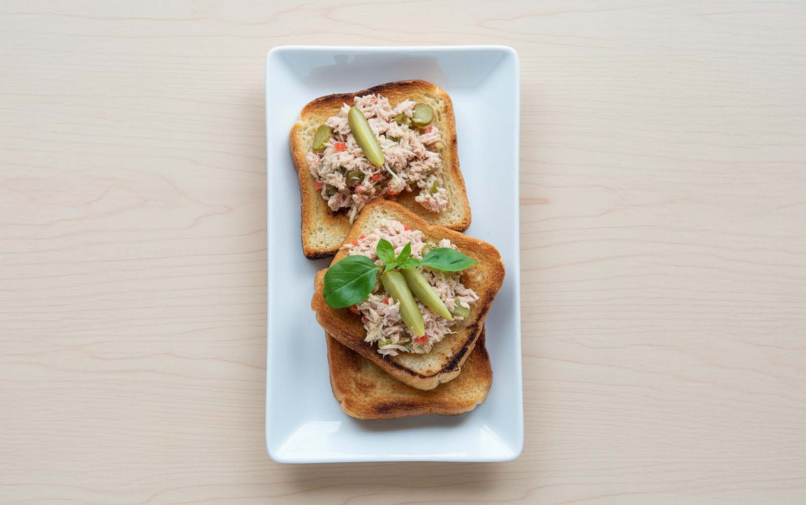 Tostadas con Atún y Pepinillos