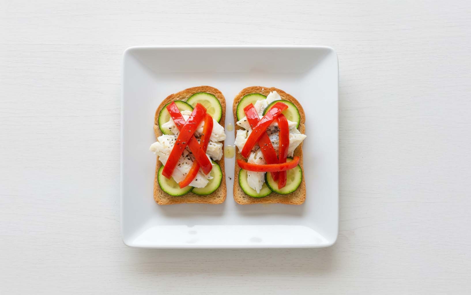 Tostadas con Pescado, Zucchini y Pimiento