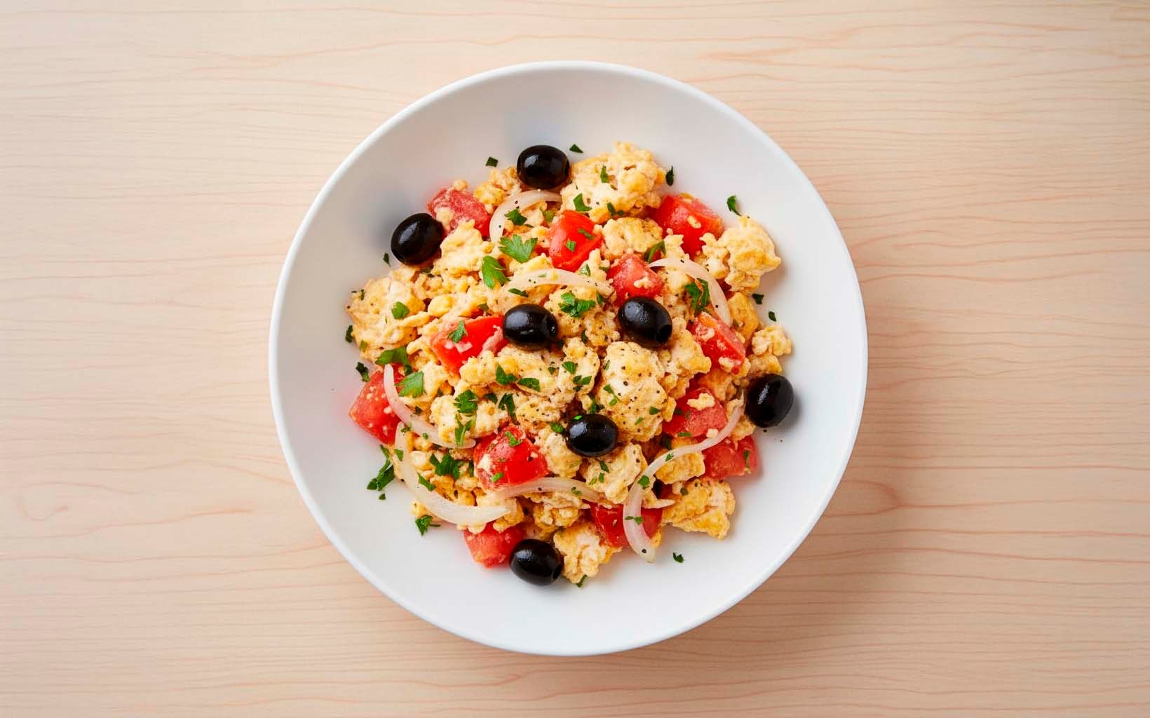 Revuelto mediterráneo de claras con aceitunas y tomate