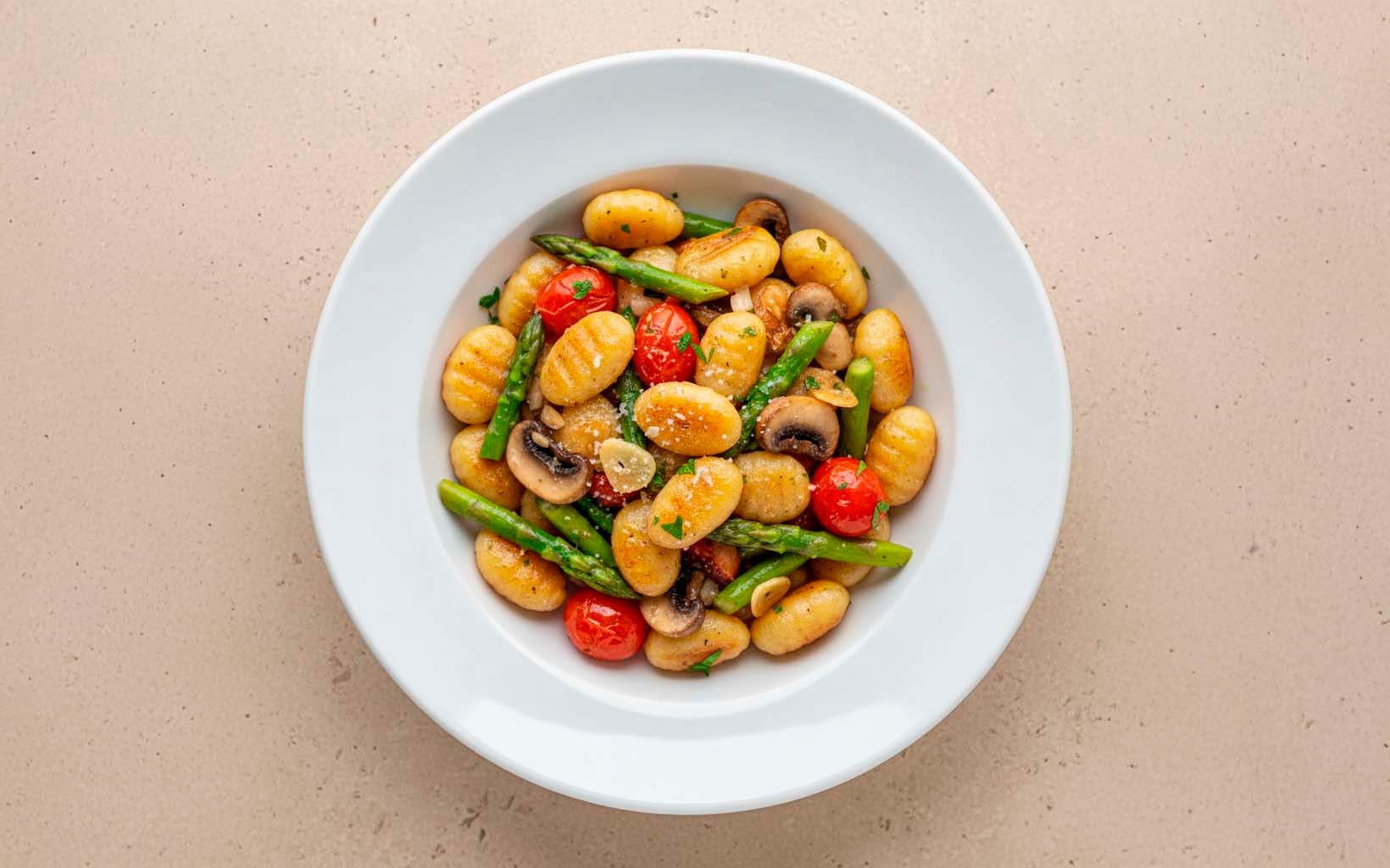 Ñoquis con Tomates y Espárragos
