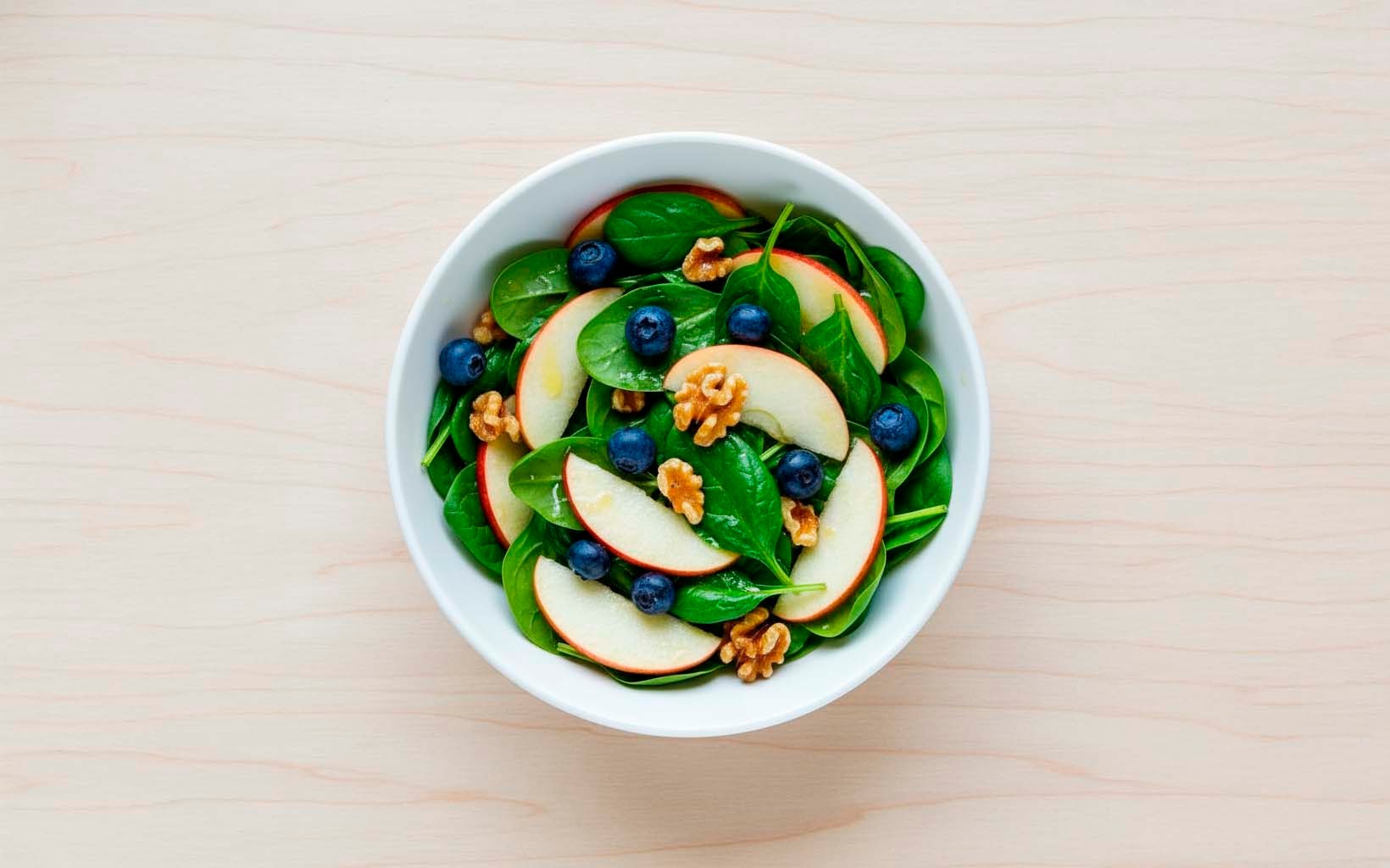 Ensalada Dulce de Espinaca con Manzana, Arándanos y Nueces