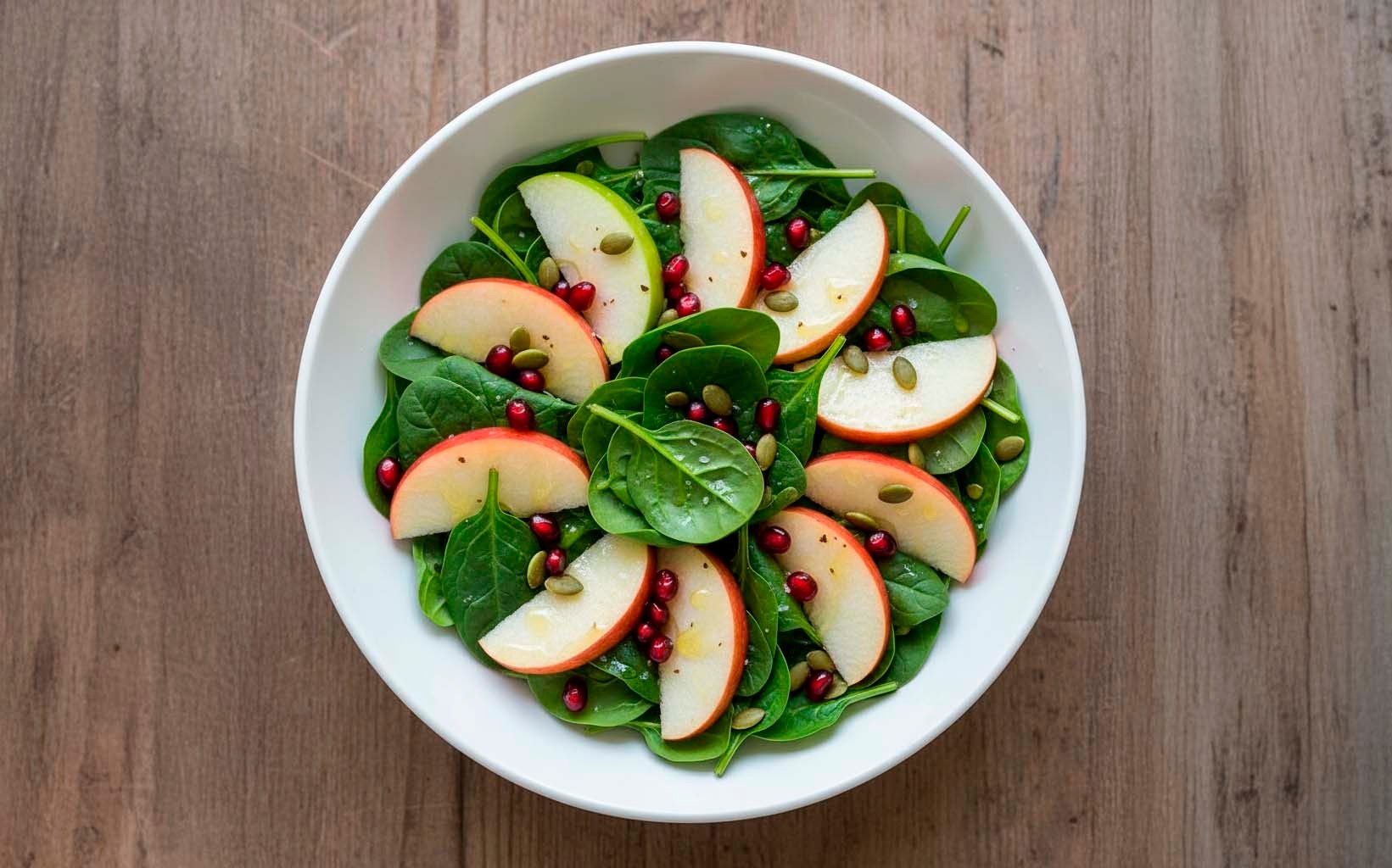 Ensalada Dulce de Espinaca con Manzana, Granada y Semillas