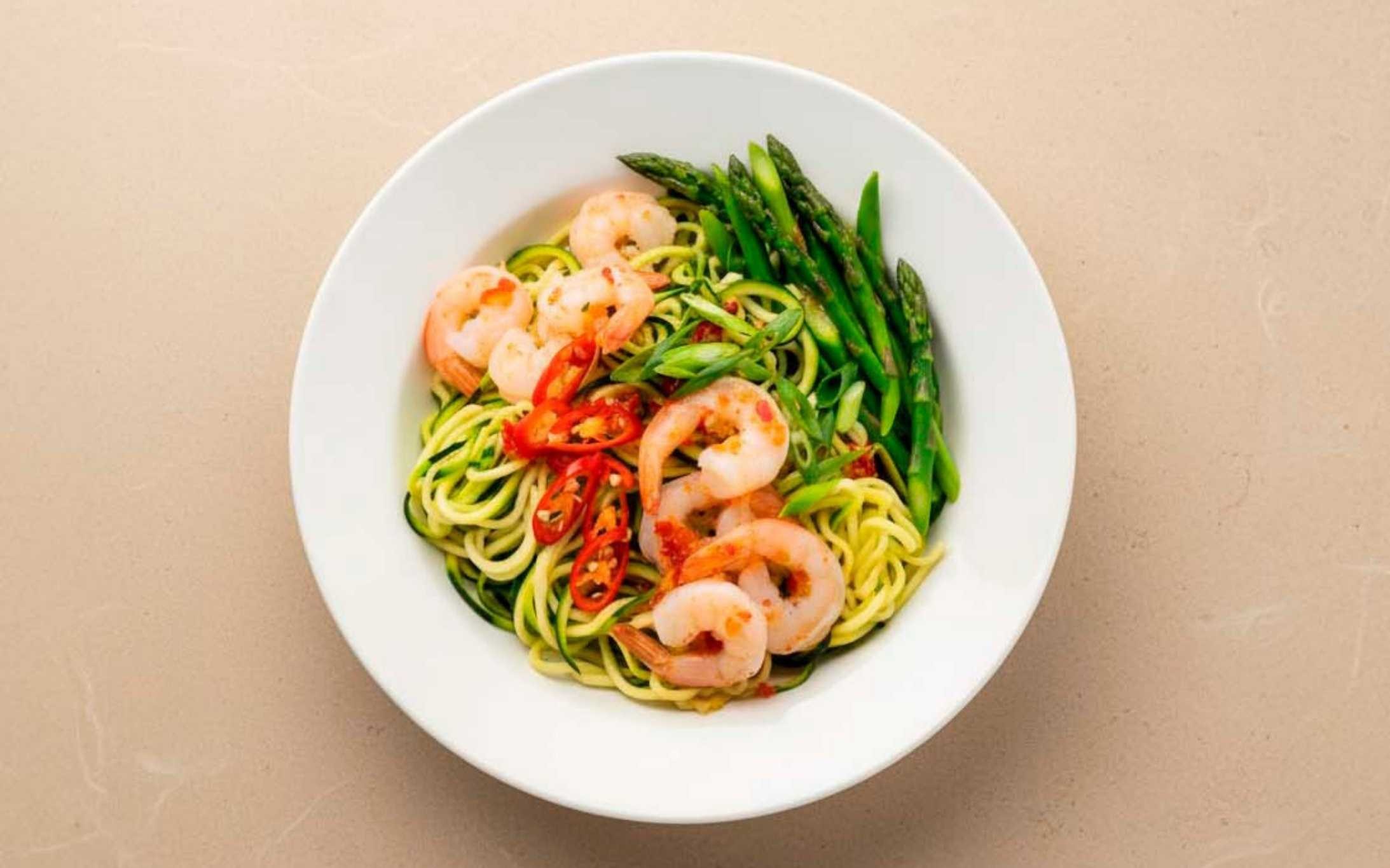 Camarones al Ají con Spaghetti de Zucchini y Espárragos