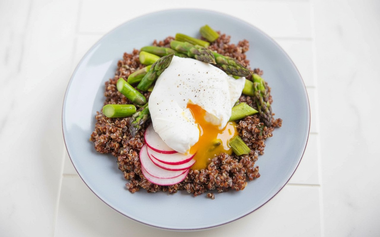 Quinua con Espárragos y Huevos Escalfado