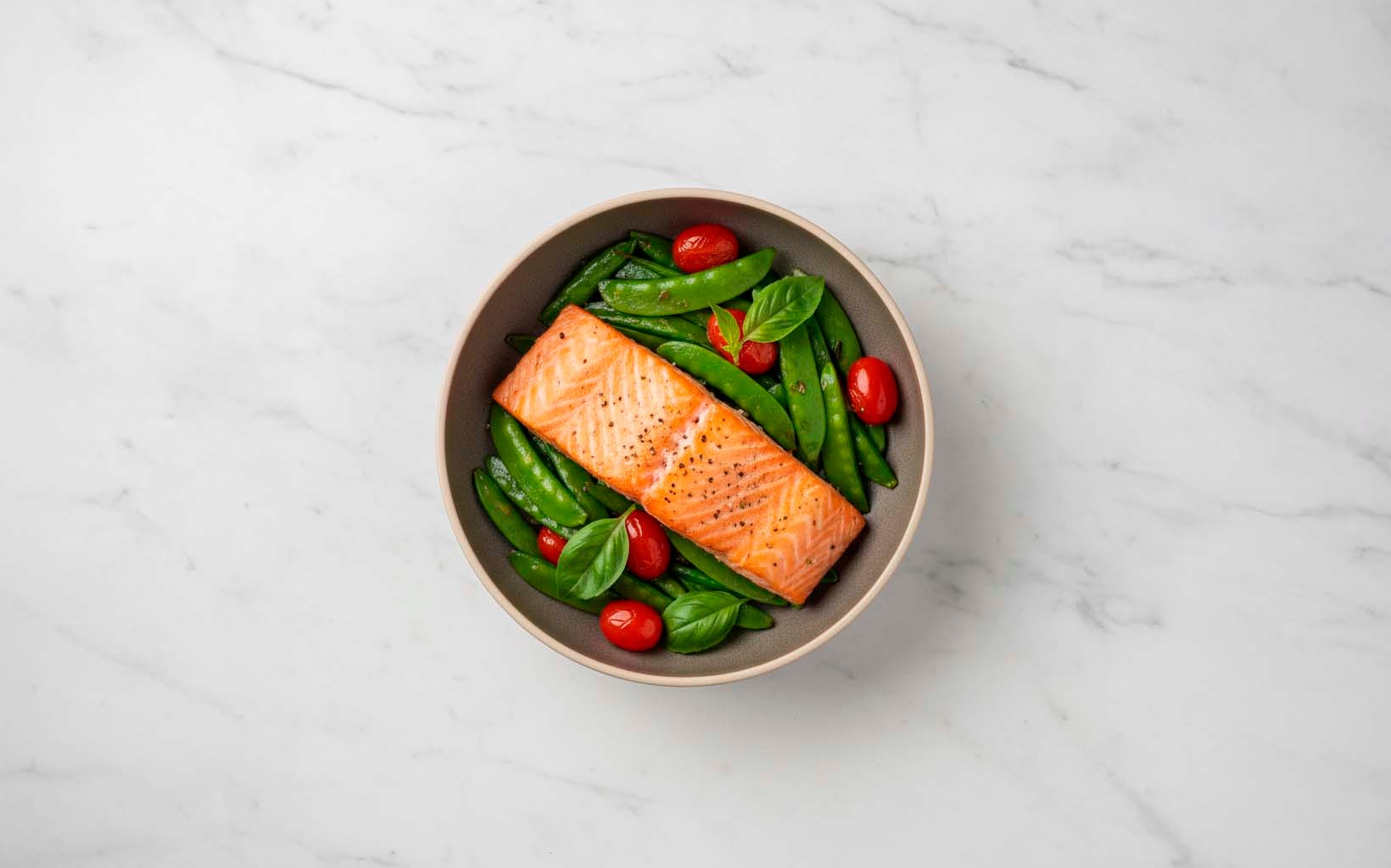 Salmón con Holantao Saltado y Tomate