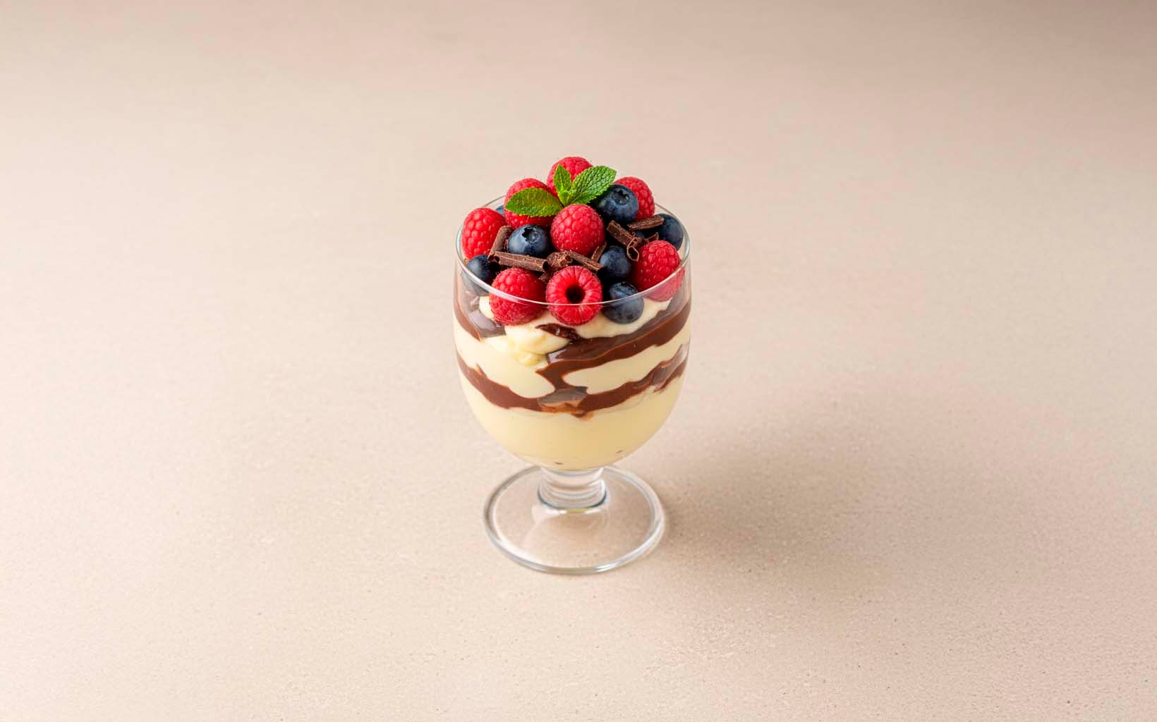 Crema Pastelera Proteica con Berries y Chocolate