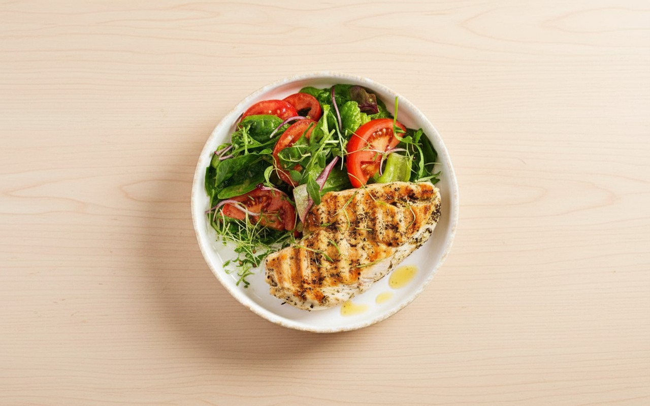 Pollo a las Finas Hierbas con Ensalada de Espinaca y Tomate con Aliño Dulce
