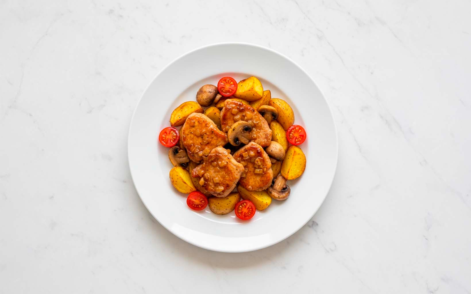 Cerdo con Champiñones y Papas Doradas
