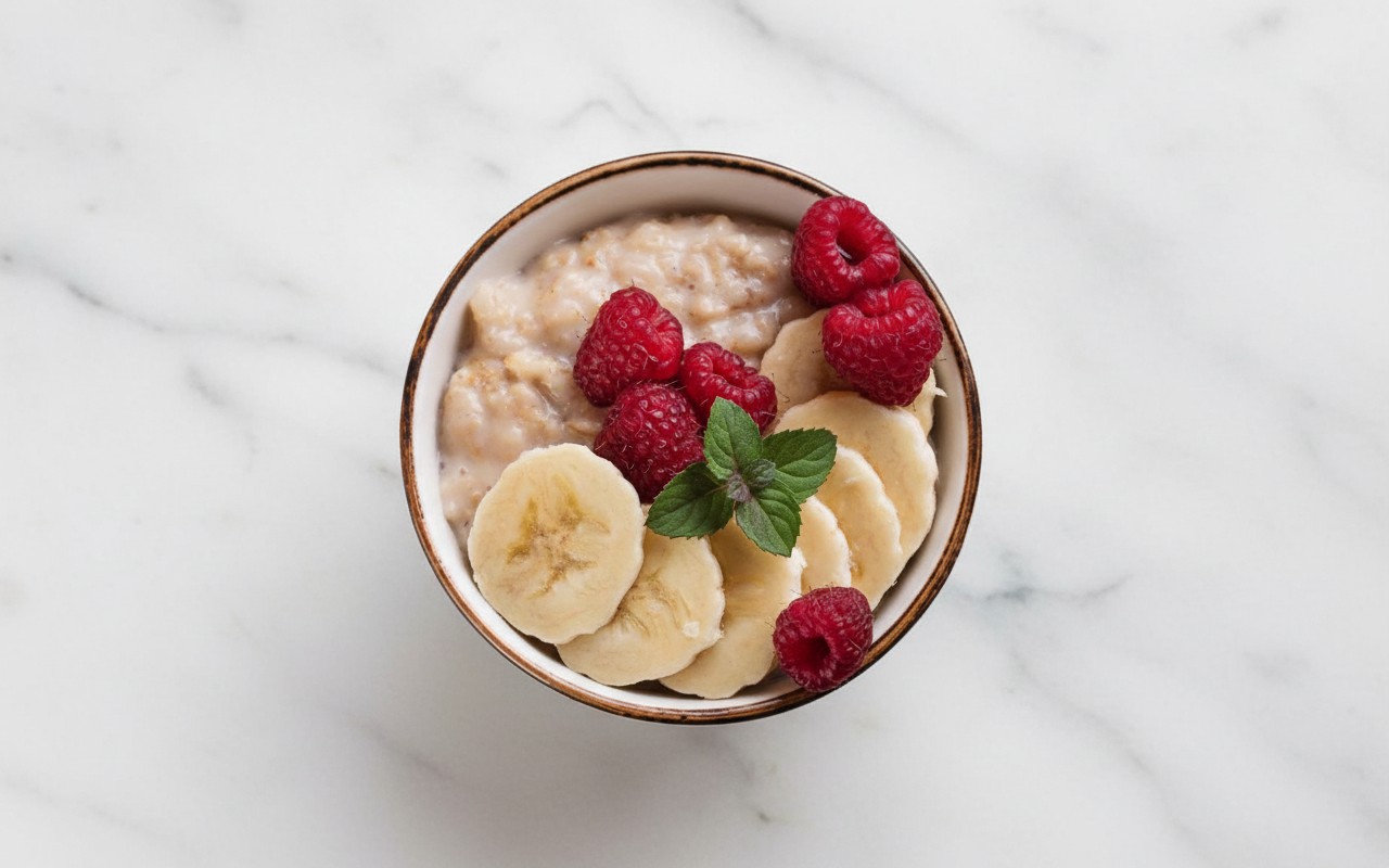 Avena con Bebida de Almendras, Plátano y Frambuesas