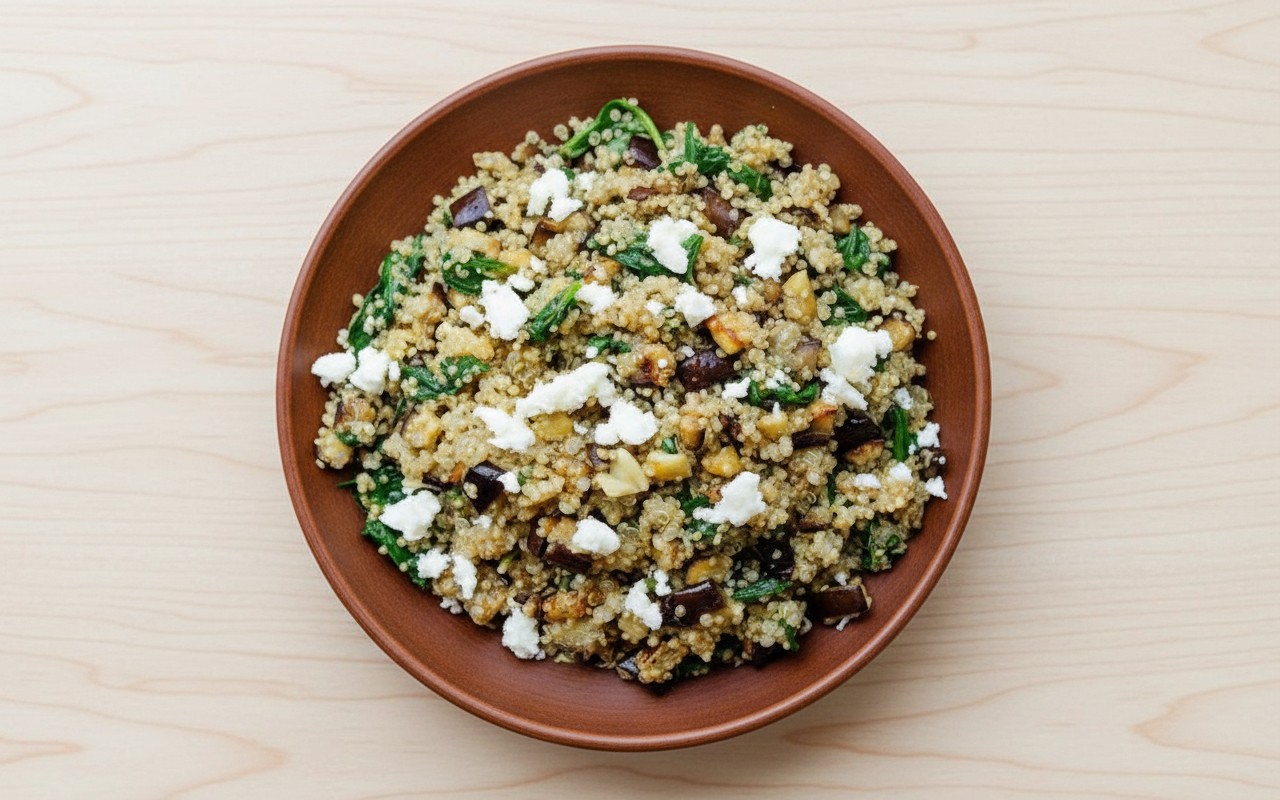 Ensalada de Quinua con Berenjena, Queso y Espinaca