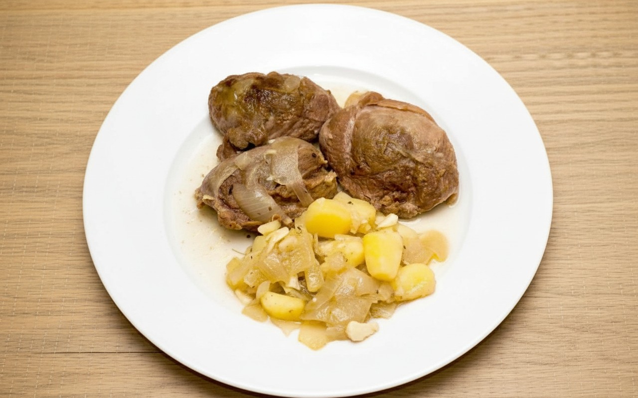 Asado de Cerdo con Papas Encebolladas