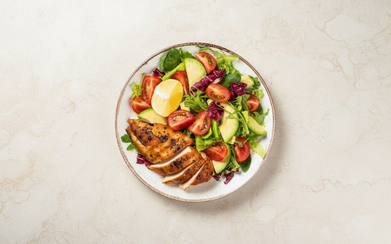 Pollo Marinado en Salsa de Soja con Ensalada Fresca