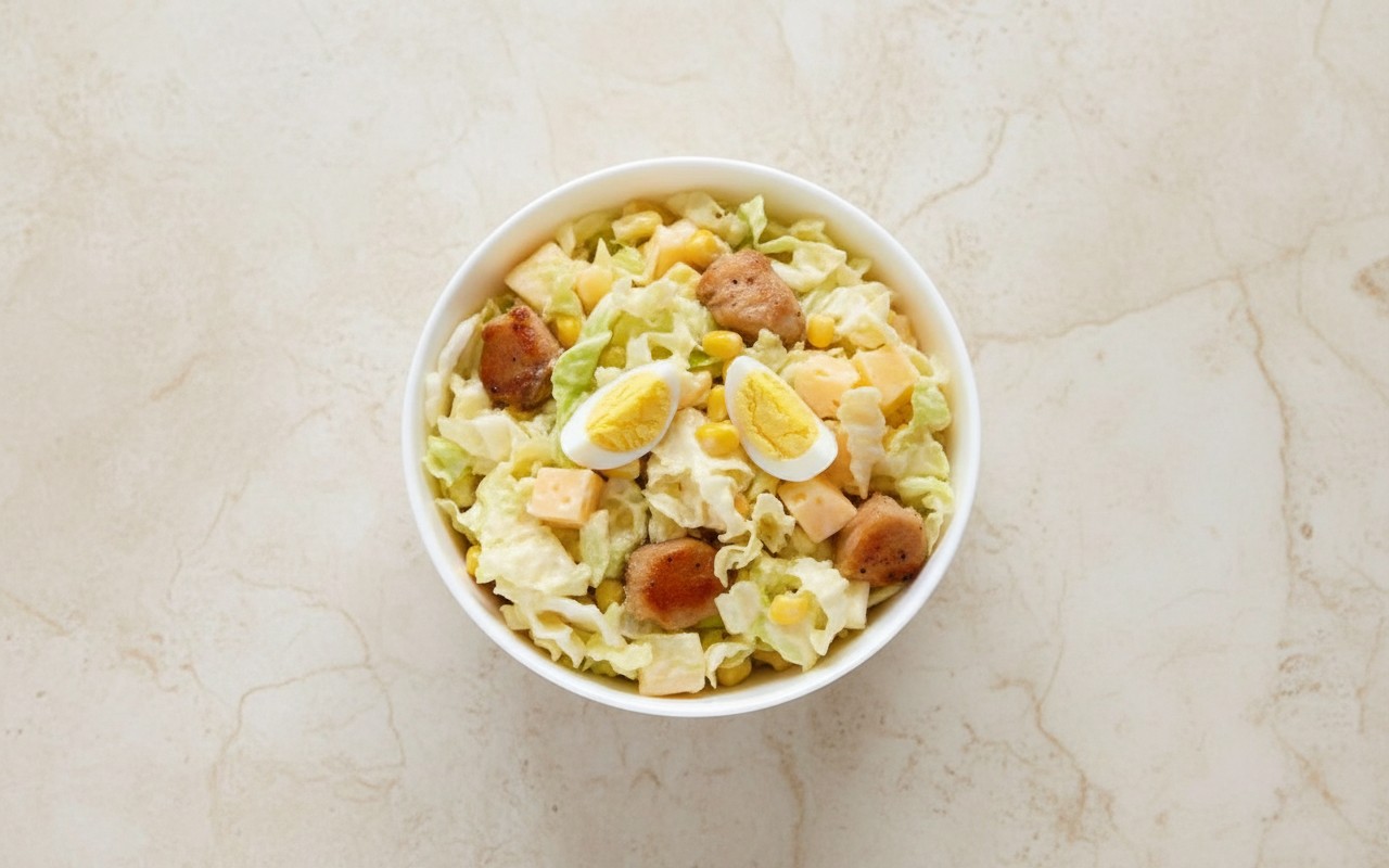 Bowl de Ensalada de Col con Pollo y Huevo