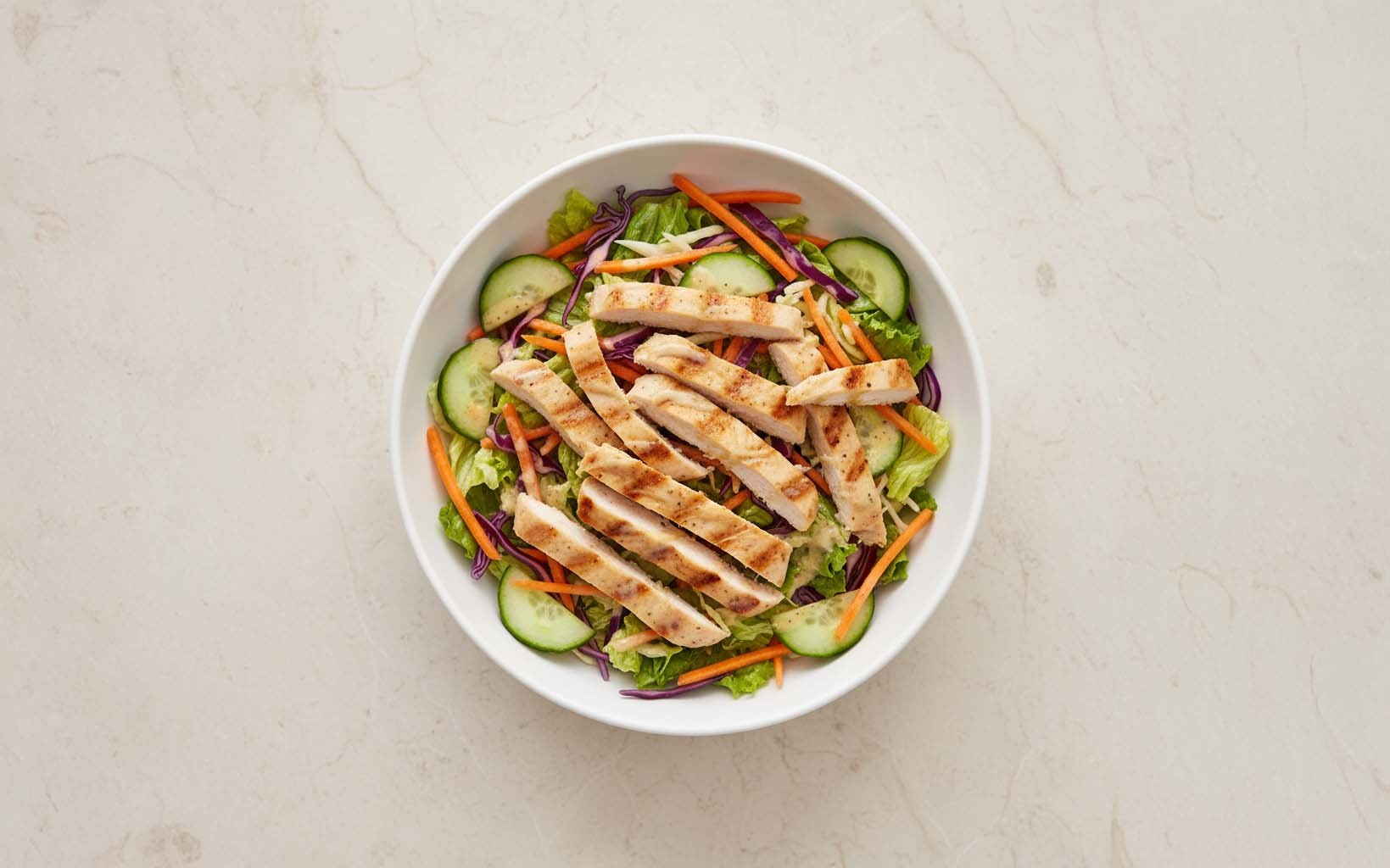 Ensalada Fresca con Pollo, Col y Aliño Dulce de Yogurt