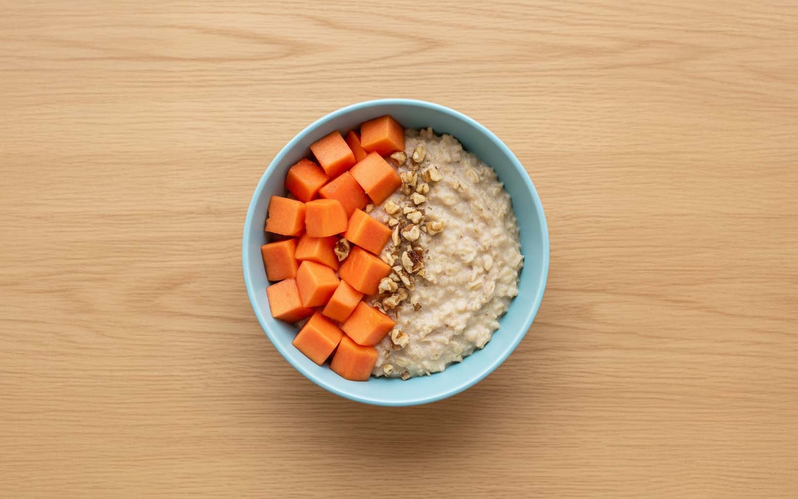 Avena Proteica con Bebida de Almendras, Papaya y Nueces