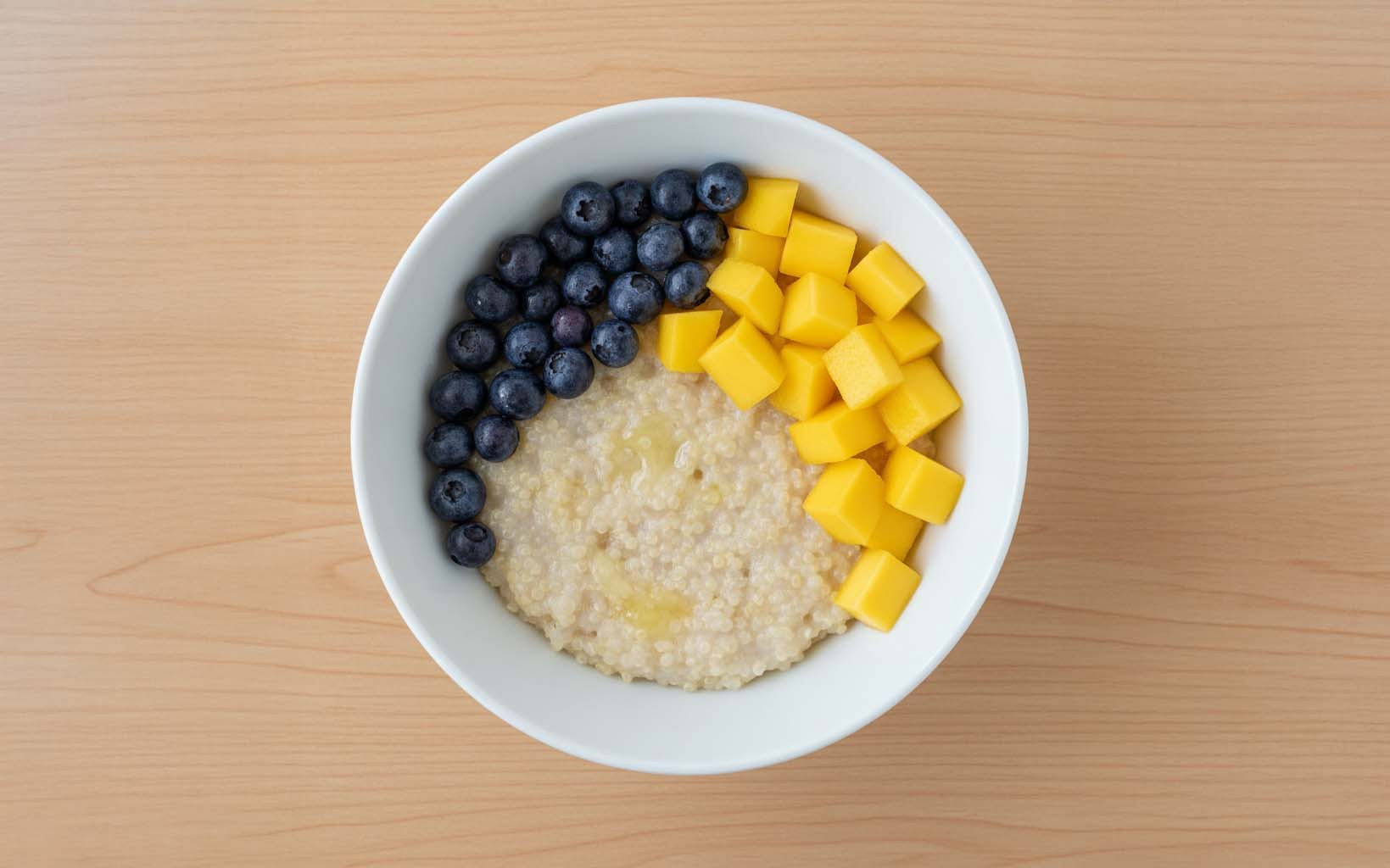 Quinua con Bebida de Almendras, Mango y Arándanos