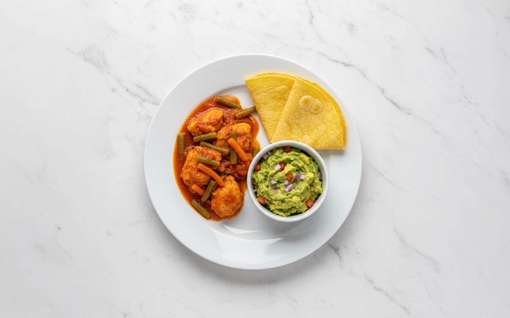 Estofado de Pollo con Vainitas, Tortilla y Guacamole