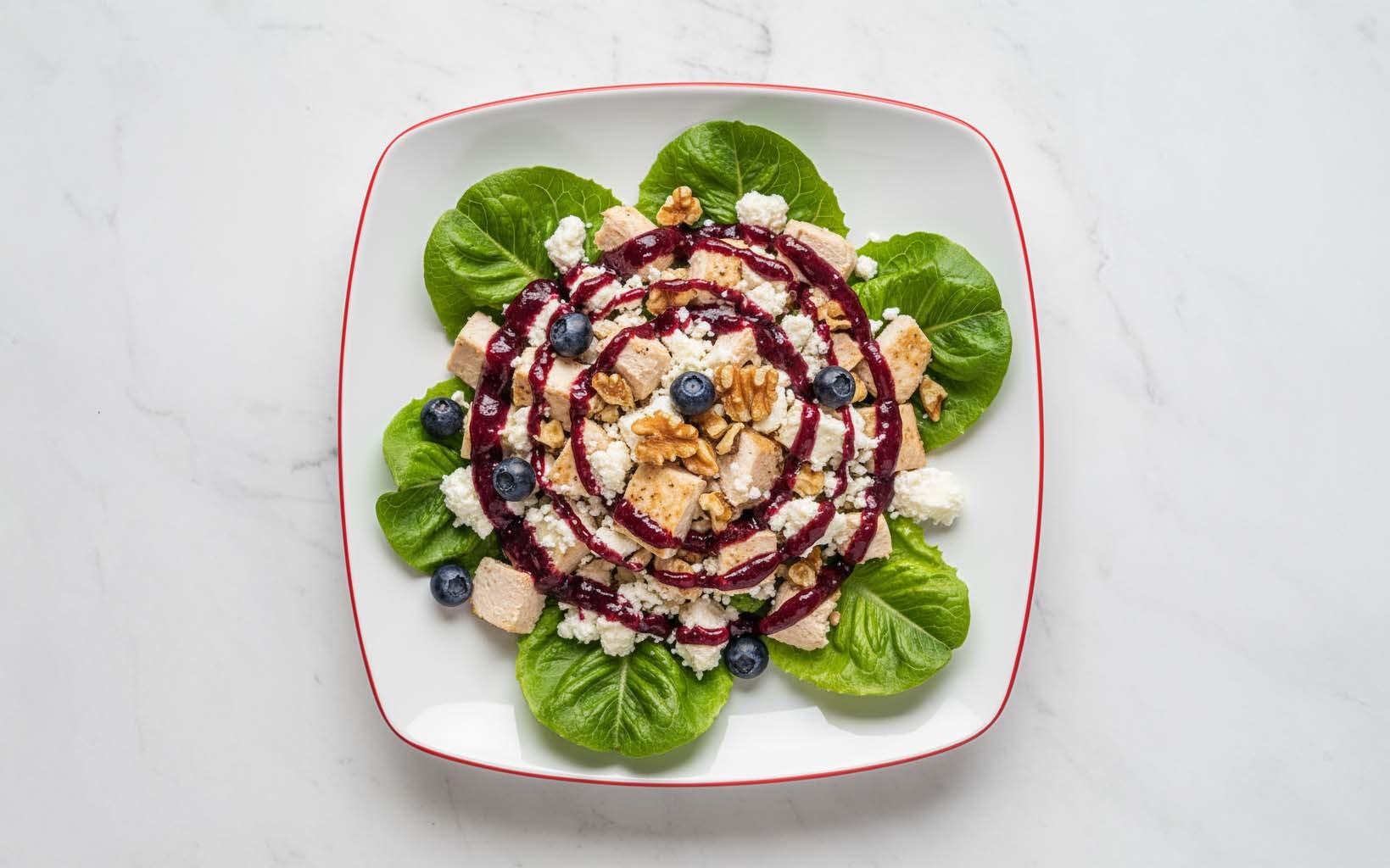 Ensalada de Pollo con Queso, Nueces y Salsa de Arándanos