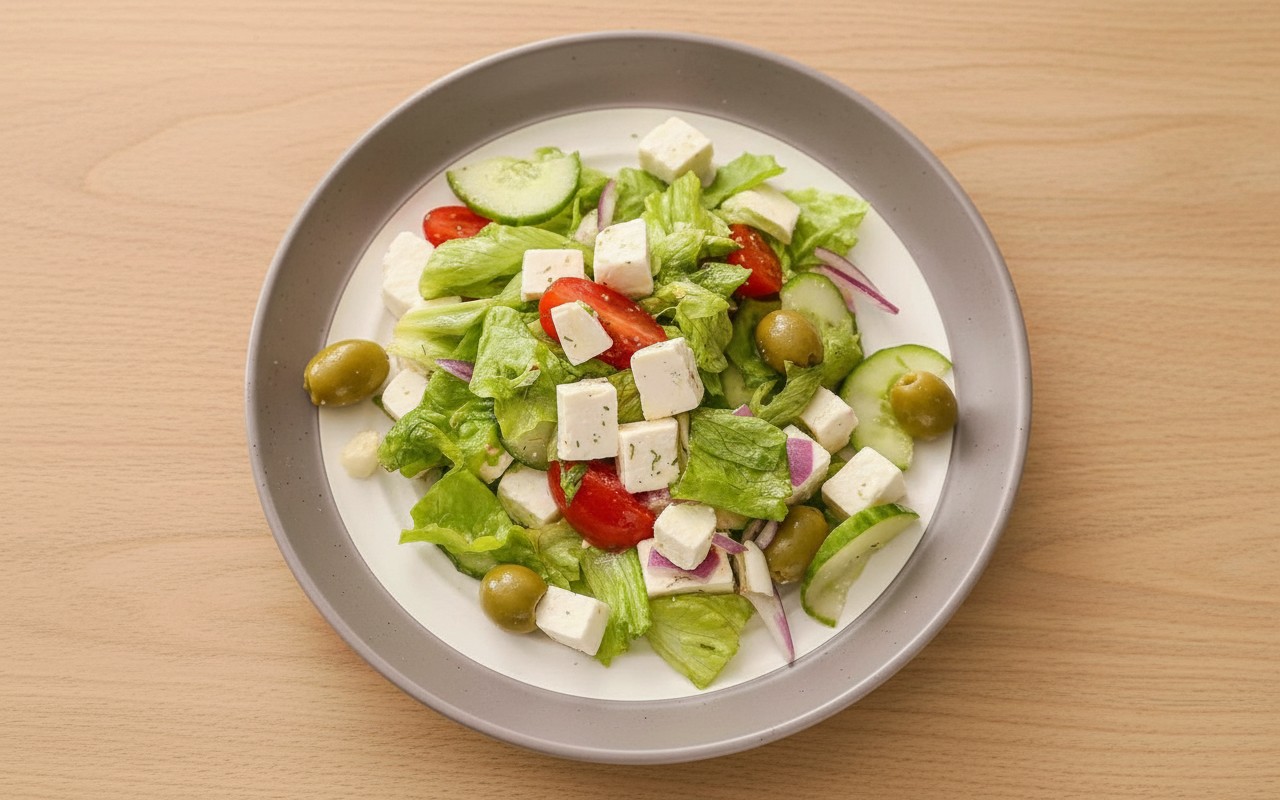 Ensalada Fresca con Pepino, Queso y Aceituna