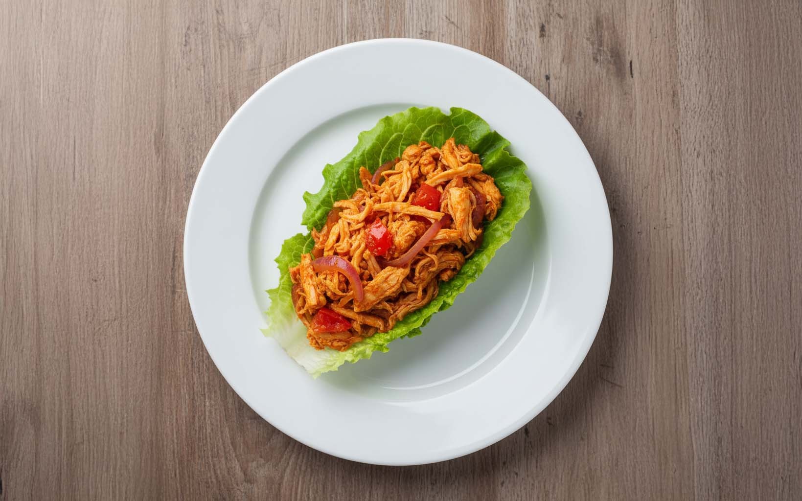Taco de Lechuga con Tinga de Pollo