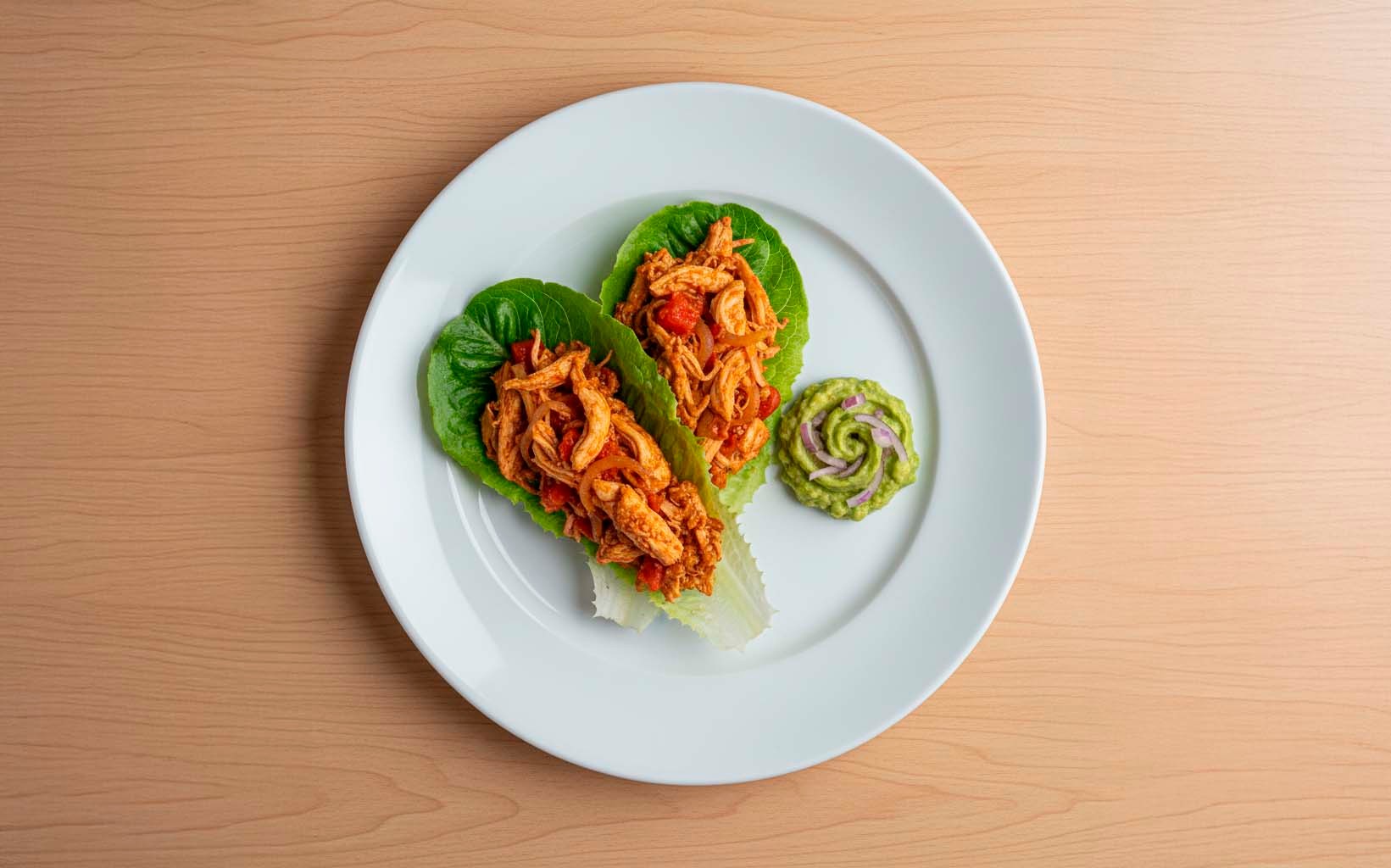 Taco de Lechuga con Tinga de Pollo y Guacamole