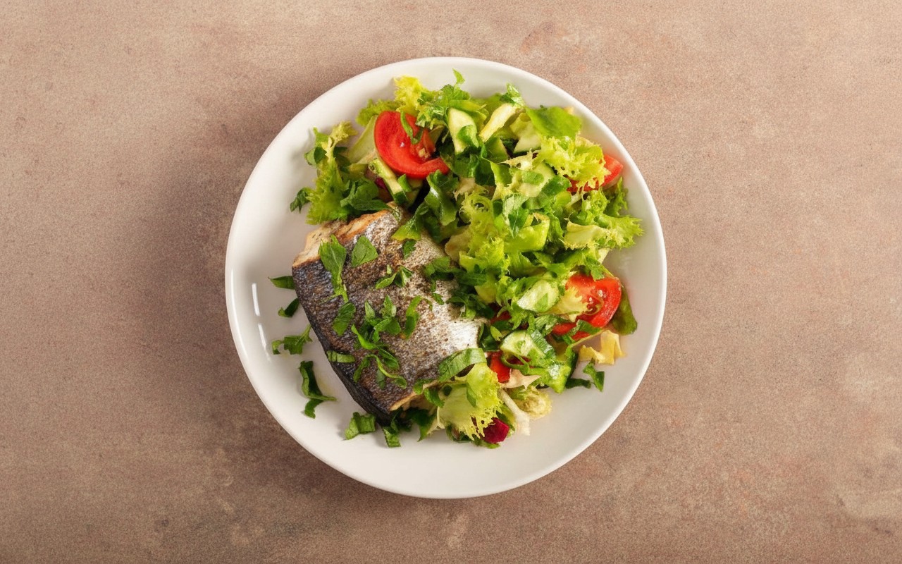 Pescado a la Plancha con Ensalada Verde y Tomate