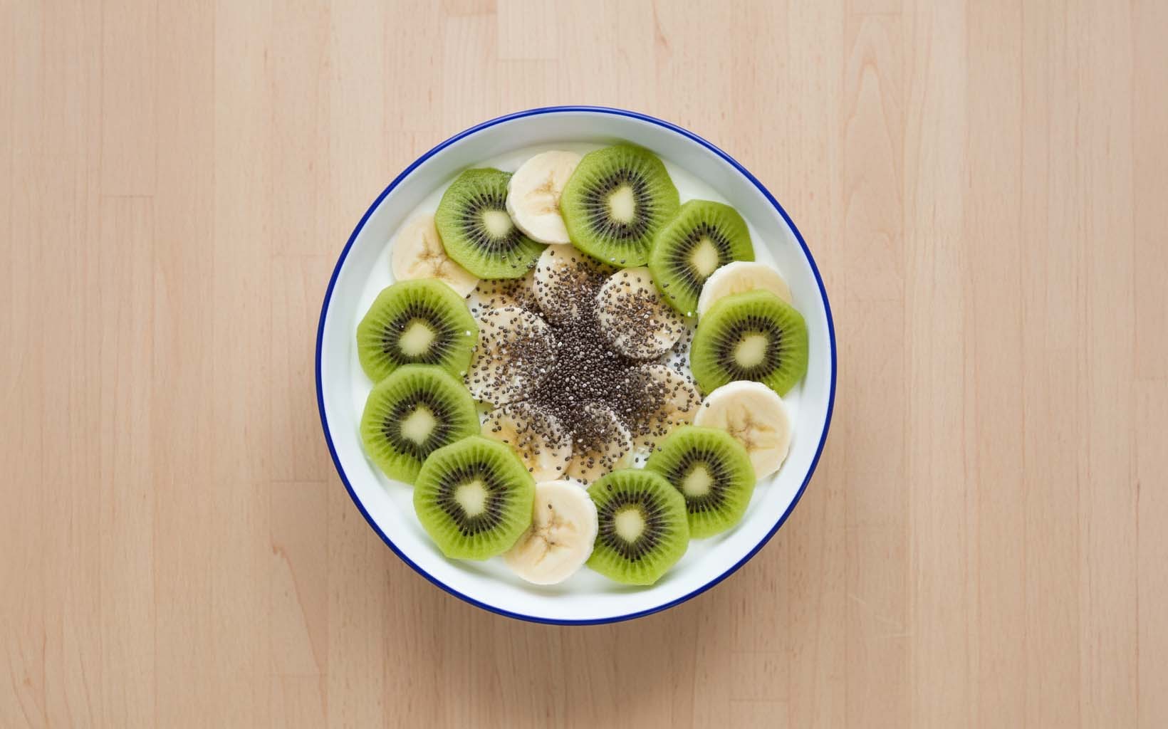 Kiwi con Plátano, Yogurt Proteico y Chía - Calorías - Fitia